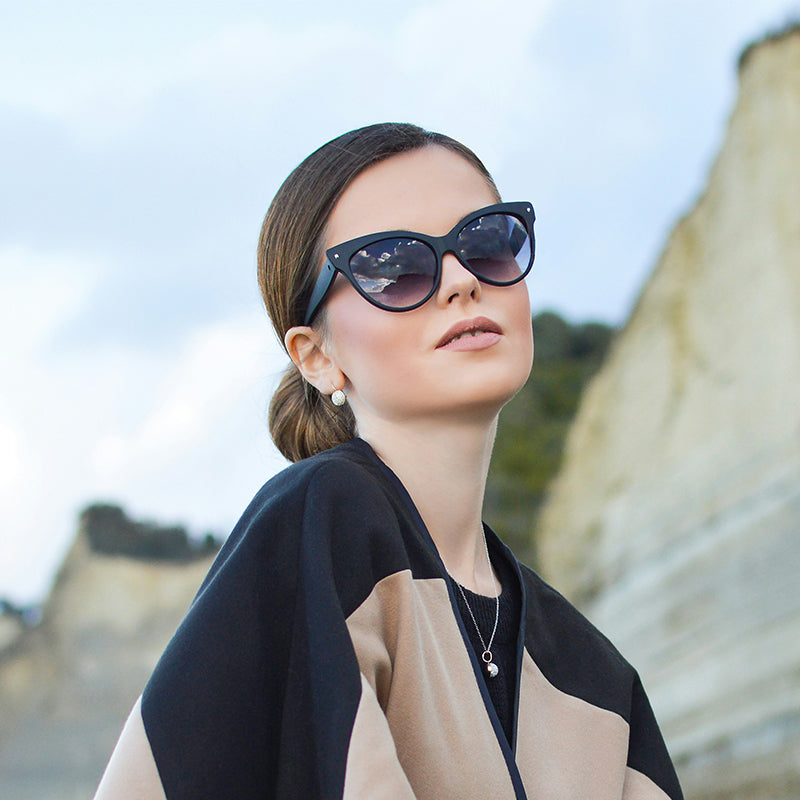 Sleek and versatile sunglasses Black navy